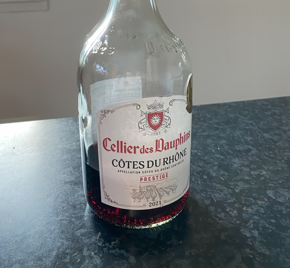 赤ワイン・透明なボトル